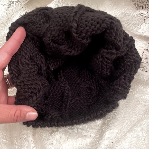 Black braided knit beanie - Picture 2 of 5